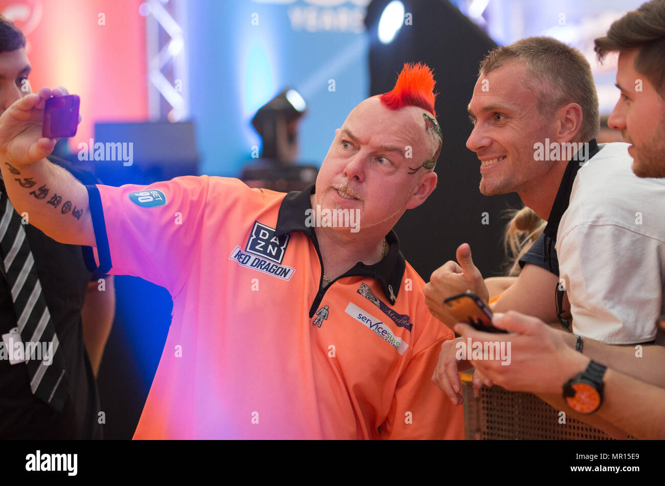 25 May 2018, Germany, Gelsenkirchen: Peter Wright of Scotland takes a  selfie with a fan during the German Darts Masters in the PDC World Series  of Darts. Photo: Friso Gentsch/dpa Credit: dpa