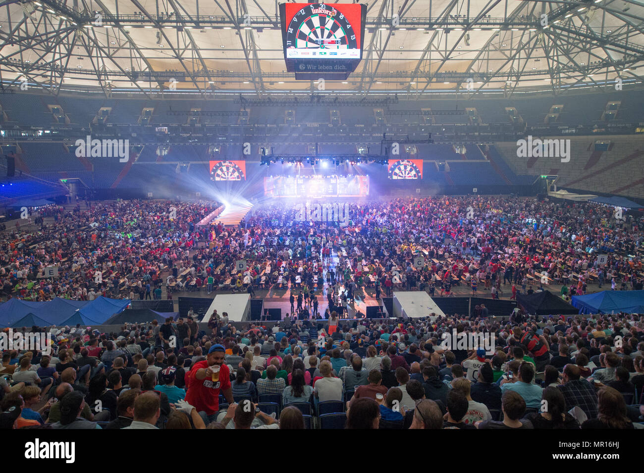 25 May 2018, Germany, Gelsenkirchen: Spectators at the German Darts Masters  in the PDC World Series of Darts. Photo: Friso Gentsch/dpa Stock Photo -  Alamy