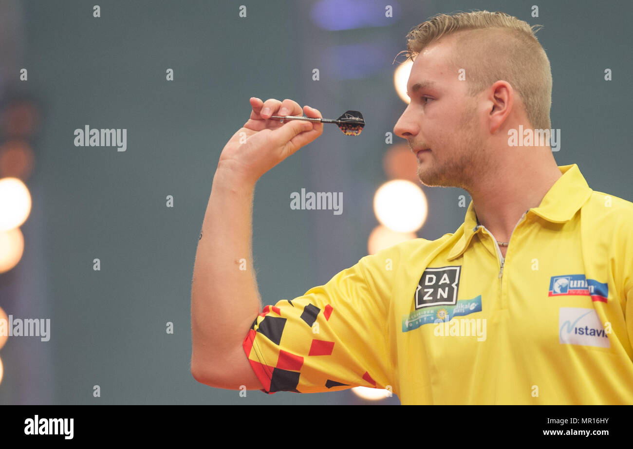 25 May 2018, Germany, Gelsenkirchen: Dimitri Van den Bergh of Belgium in  action at the German Darts Masters in the PDC World Series of Darts. Photo:  Friso Gentsch/dpa Stock Photo - Alamy