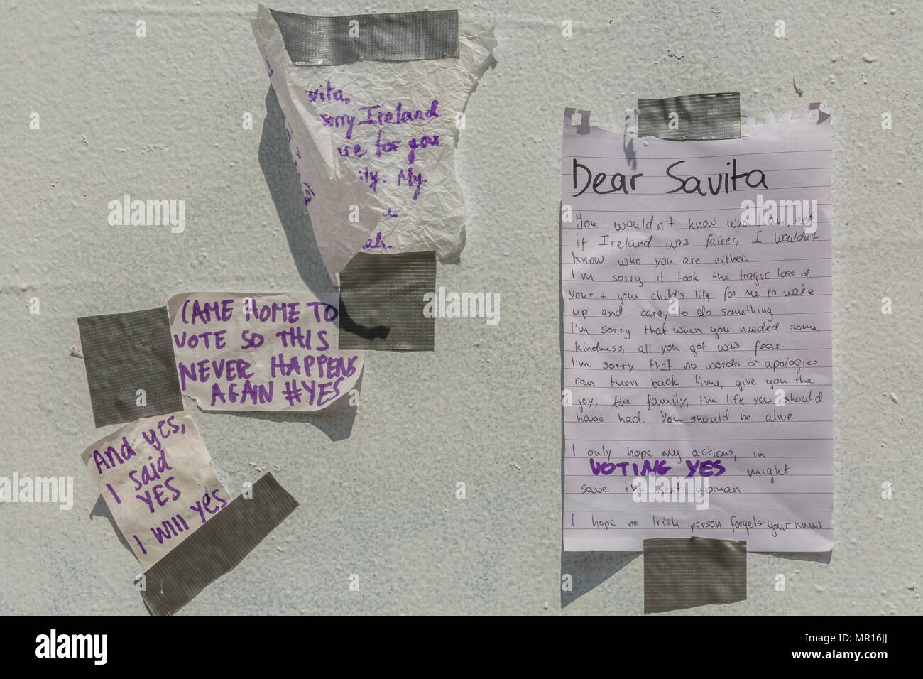 Dublin, Ireland. 25th May 2018. Hearfelt letters are penned to Savita at the memorial mural of Savita Halappanavar during the Irish Abortion Referendum 2018. Ireland are voting to repeal the 8th Amendment to the Irish Constitution. Credit: Butler Photographic/Alamy Live News Stock Photo