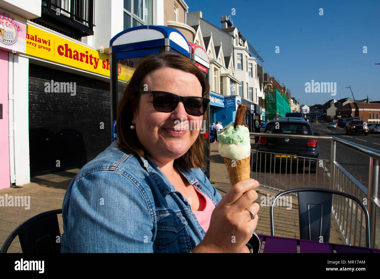 Portstewart, Northern Ireland, Friday 25th May 2018. The Promenade Portstewart, Northern Ireland. As the Hottest weekend so far this year begins an ice cream and a sea breeze is required to cool things down a bit. Credit: Brian Wilkinson/Alamy Live News Stock Photo