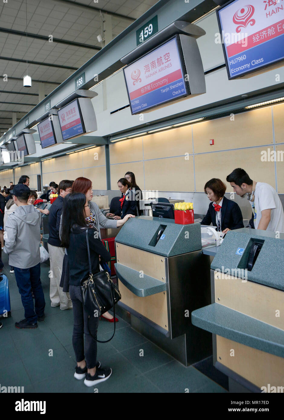 Vancouver, Canada. 25th May, 2018. Passengers line up at the check-in  counters of Hainan Airlines at Vancouver International Airport in  Vancouver, Canada, May 25, 2018. A direct flight between Tianjin and  Vancouver