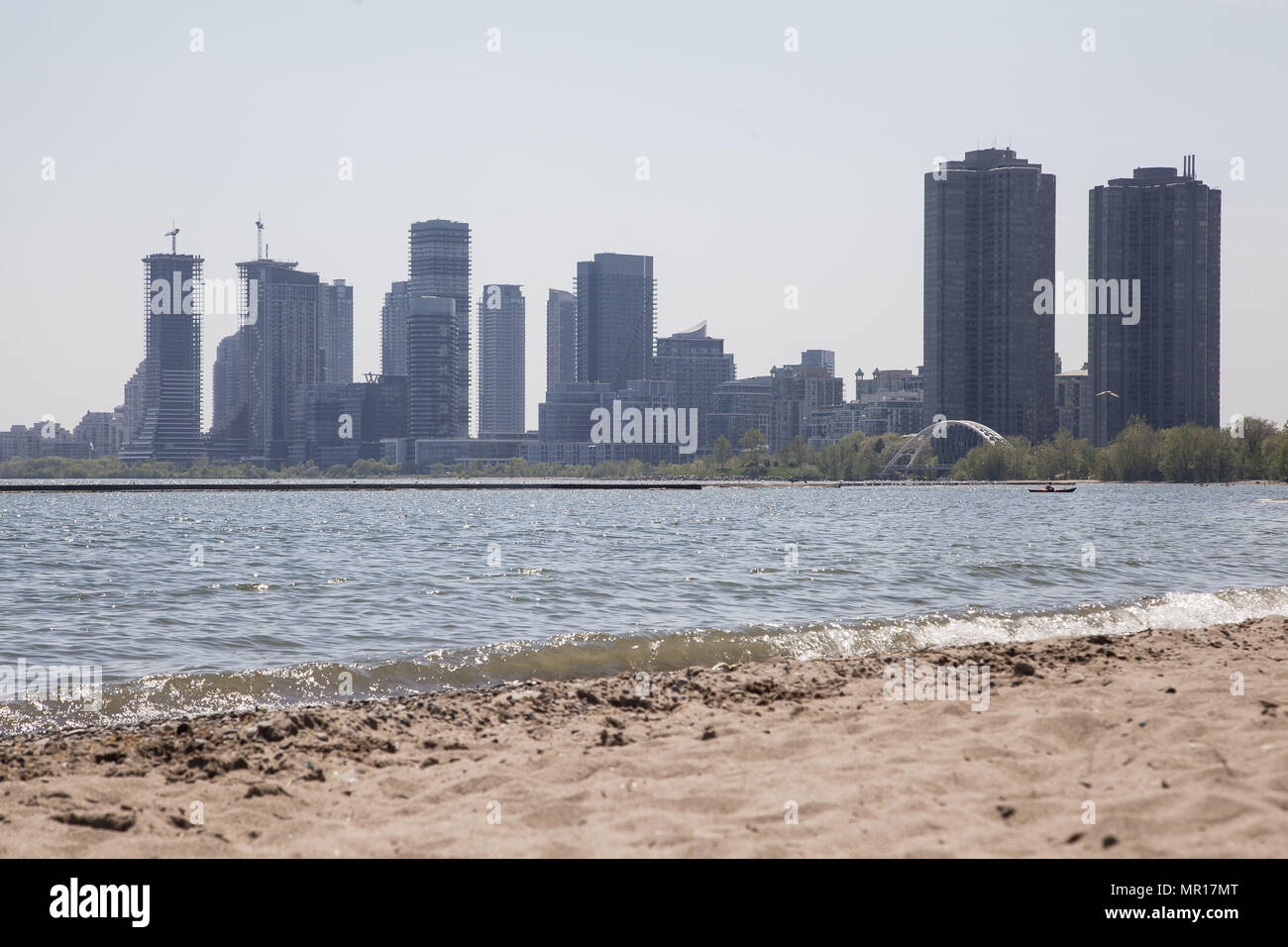 Toronto, Ontario, Canada. 25th May, 2018. People enjoying Sunnyside beach in Toronto. This is the warmer day in the city since last year. Credit: Johnny De Franco/ZUMA Wire/Alamy Live News Stock Photo