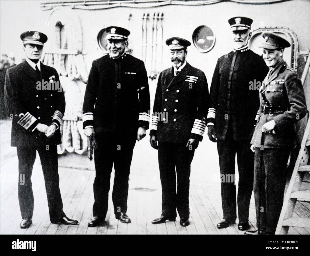 Photograph of US Admirals with King George V. Left to Right: David Beatty, 1st Earl Beatty (1871-1936), Admiral Hugh Rodman (1859-1940), King George V (1865-1936), William Sims (1858-1936), and Edward VIII (1894-1972). Dated 20th century Stock Photo