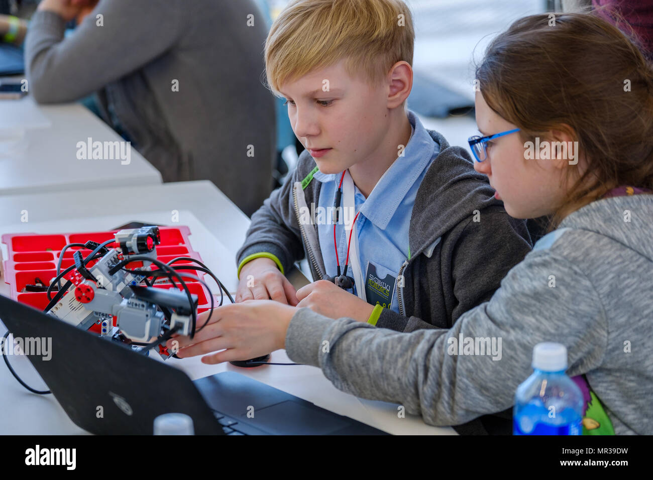 Programming robots classroom hi-res stock photography and images - Alamy