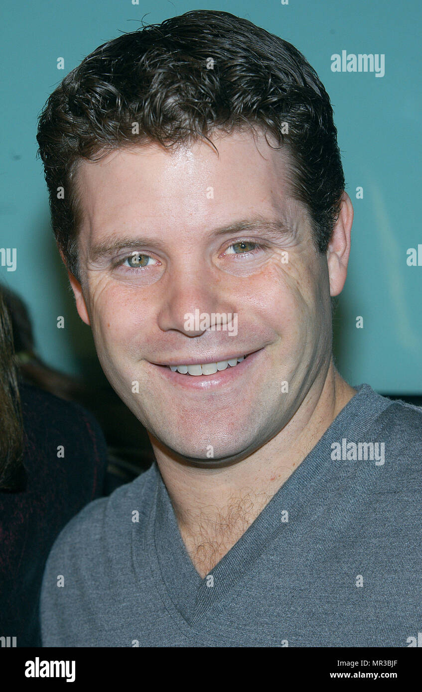 Sean Astin arriving at The premiere of 'The Lord Of The Rings: The Two Towers' at the Cineramadome Theatre in Los Angeles. December 15, 2002. AstinSean68 Red Carpet Event, Vertical, USA, Film Industry, Celebrities,  Photography, Bestof, Arts Culture and Entertainment, Topix Celebrities fashion /  Vertical, Best of, Event in Hollywood Life - California,  Red Carpet and backstage, USA, Film Industry, Celebrities,  movie celebrities, TV celebrities, Music celebrities, Photography, Bestof, Arts Culture and Entertainment,  Topix, headshot, vertical, one person,, from the year , 2002, inquiry tsuni@ Stock Photo