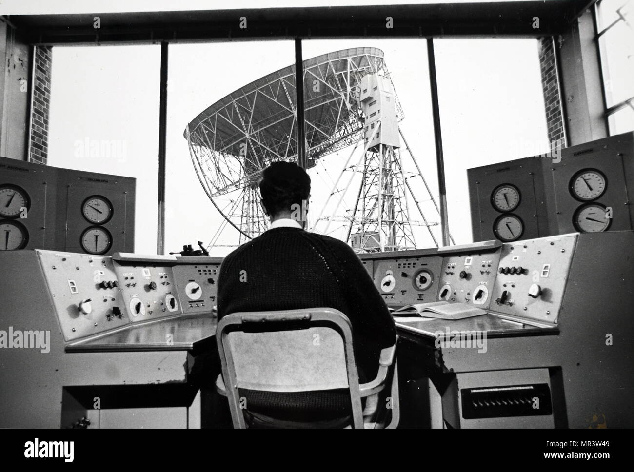 Photograph of the Mark II radio telescope at Jodrell Bank, University of Manchester, as viewed from the control room. Dated 20th century Stock Photo