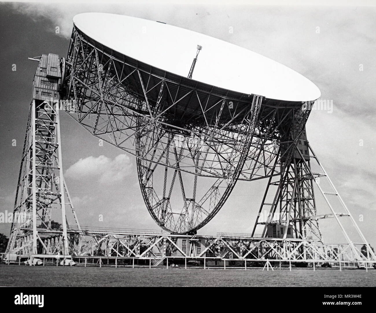 Photograph of the Mark II radio telescope at Jodrell Bank, University of Manchester. Dated 20th century Stock Photo