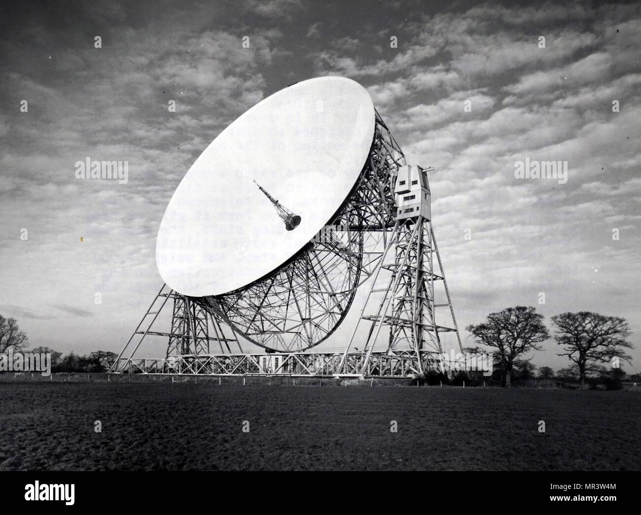 Photograph of the Jodrell Bank Radio Telescope at Jodrell Bank, University of Manchester. Dated 20th century Stock Photo