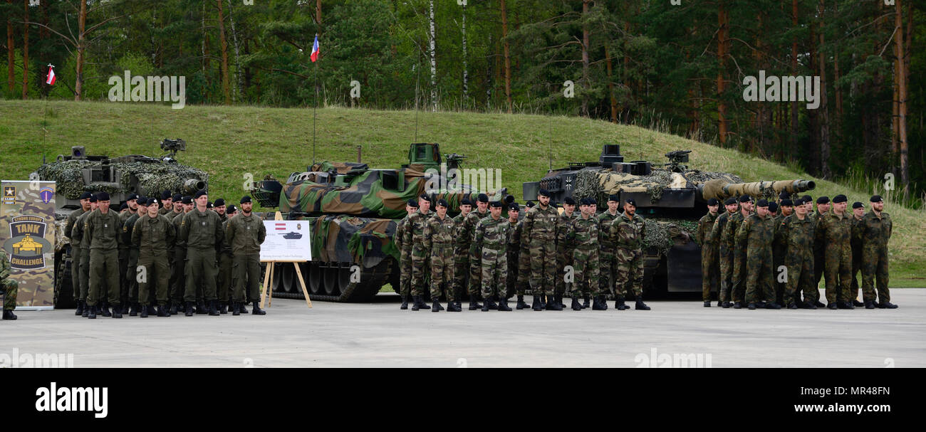 German army bundeswehr soldiers stand hi-res stock photography and ...