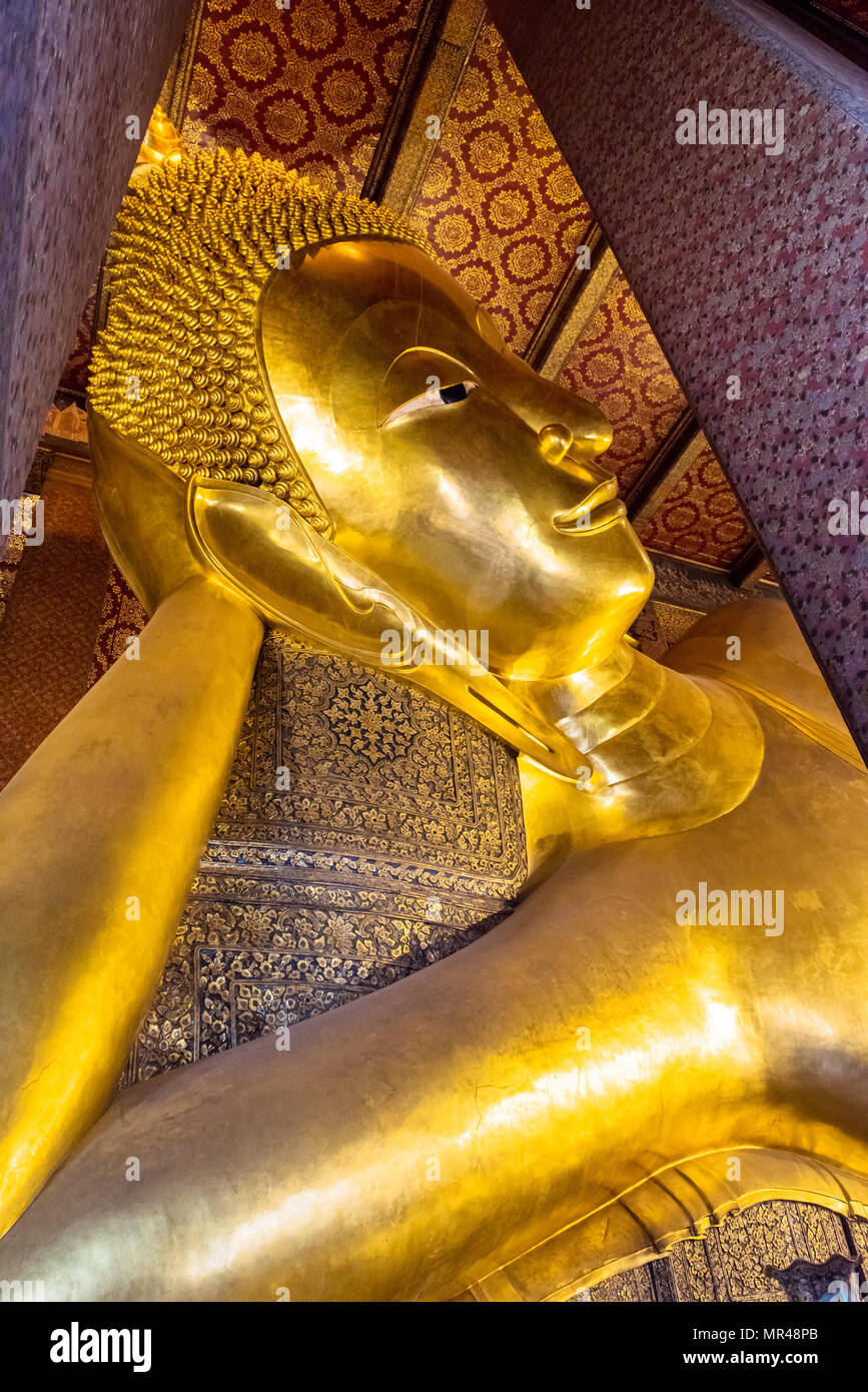 Reclining Buddha gold statue. Wat Pho, Bangkok Thailand Stock Photo - Alamy