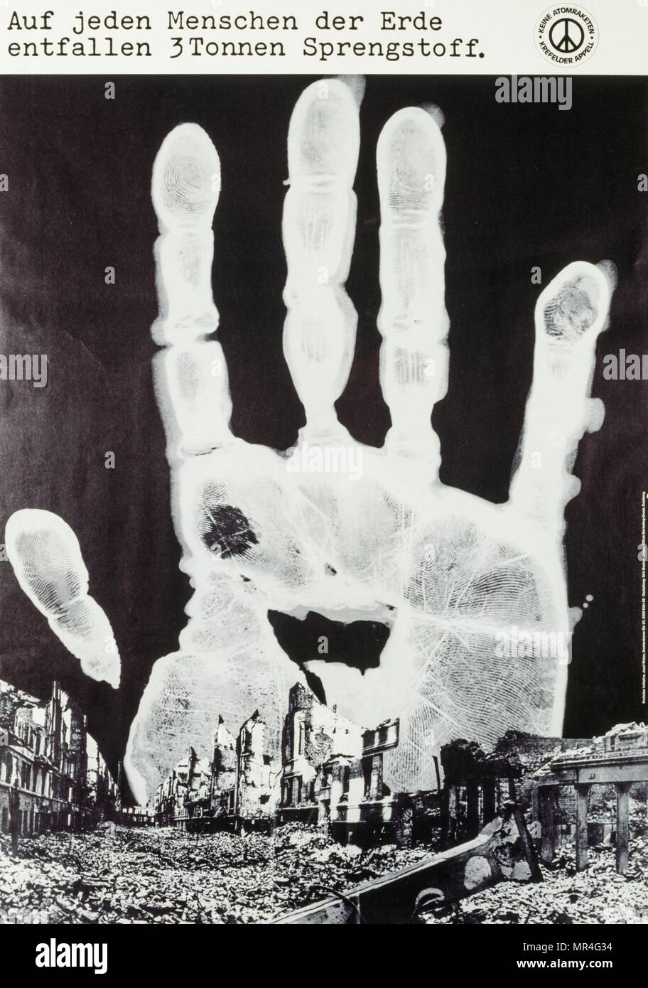 Auf Jeden Menschen der Erde entfallen 3 Tonnen Sprengstoff' (Everyone on the earth is killed by three tons of explosives), German anti-war poster. Cold War Propaganda 1980 Stock Photo