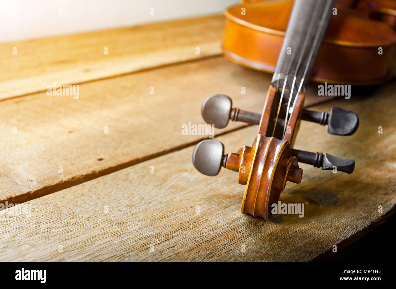 The violin on the table, Close up of violin on the wooden floor, Top view  of violin musical on dark wooden floor Stock Photo - Alamy