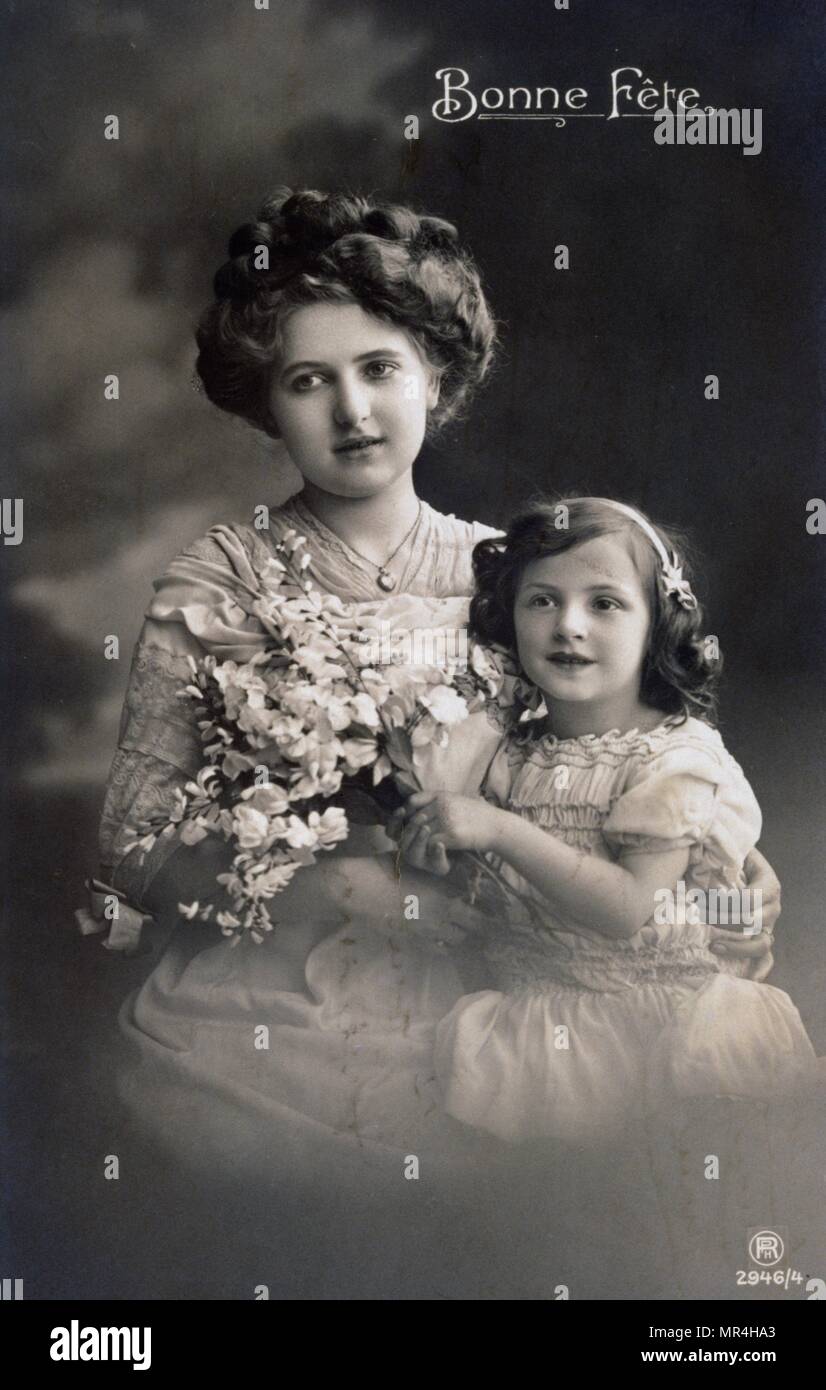 French new year postcard depicting a middle class mother and child 1900 Stock Photo