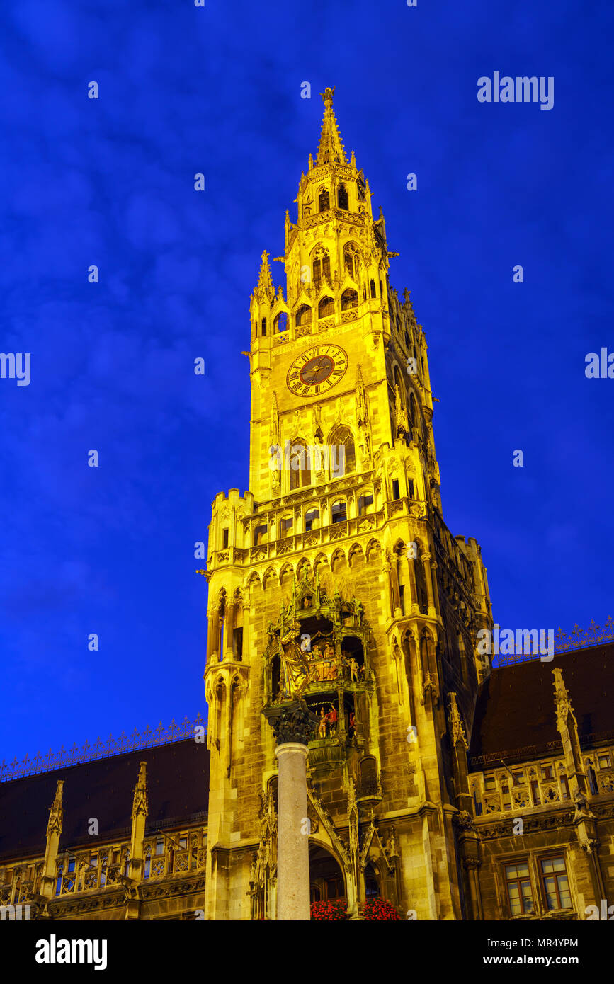 Night view of New Town Hall (Neues Rathaus) on Marienplatz and golden ...