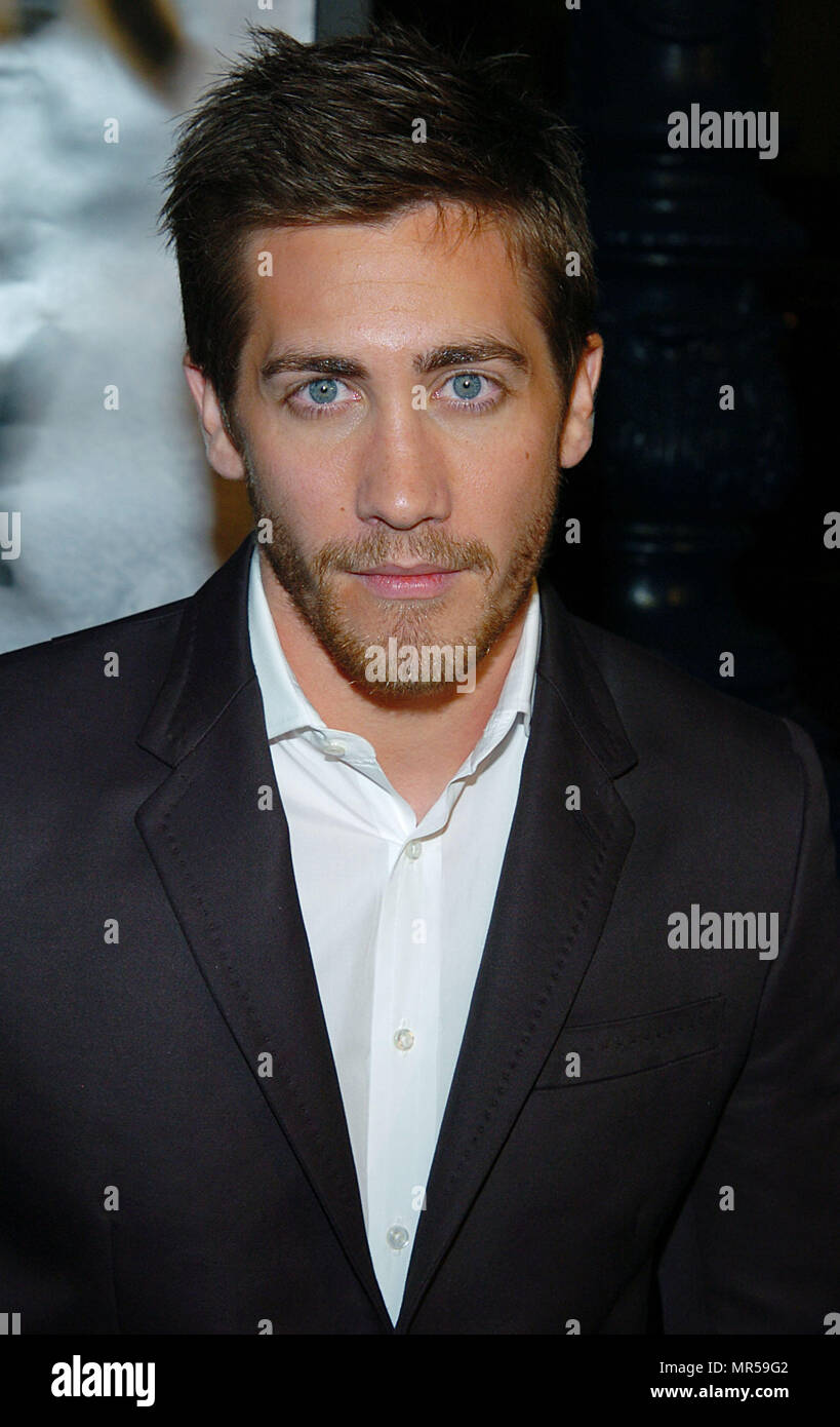 Jake Gyllenhaal arriving at the Premiere of ' Eternel Sunshine of the Spotless Mind ' at the Samuel Goldwyn Theatre at the Academy of Motion Pictures and Sciences in Los Angeles. March 9, 2004. GyllenhaalJake061 Red Carpet Event, Vertical, USA, Film Industry, Celebrities,  Photography, Bestof, Arts Culture and Entertainment, Topix Celebrities fashion /  Vertical, Best of, Event in Hollywood Life - California,  Red Carpet and backstage, USA, Film Industry, Celebrities,  movie celebrities, TV celebrities, Music celebrities, Photography, Bestof, Arts Culture and Entertainment,  Topix, headshot, v Stock Photo