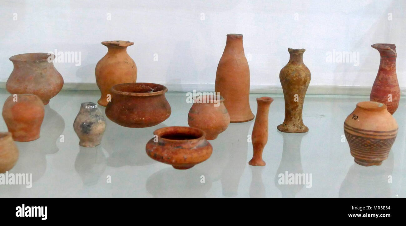 Collection of terracotta Harappa pottery from the Indus Valley Civilisation at Mohenjo-Daro, Pakistan. The Indus Valley Civilisation was a Bronze Age culture, (3300–1300 BCE; mature period 2600–1900 BCE) mainly in the north-western regions of South Asia, extending from what today is northeast Afghanistan to Pakistan and northwest India Stock Photo