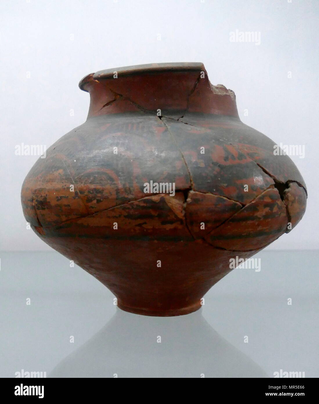 Terracotta Harappa ceramic vase from the Indus Valley Civilisation at Mohenjo-Daro, Pakistan. The Indus Valley Civilisation was a Bronze Age culture, (3300–1300 BCE; mature period 2600–1900 BCE) mainly in the north-western regions of South Asia, extending from what today is northeast Afghanistan to Pakistan and northwest India Stock Photo
