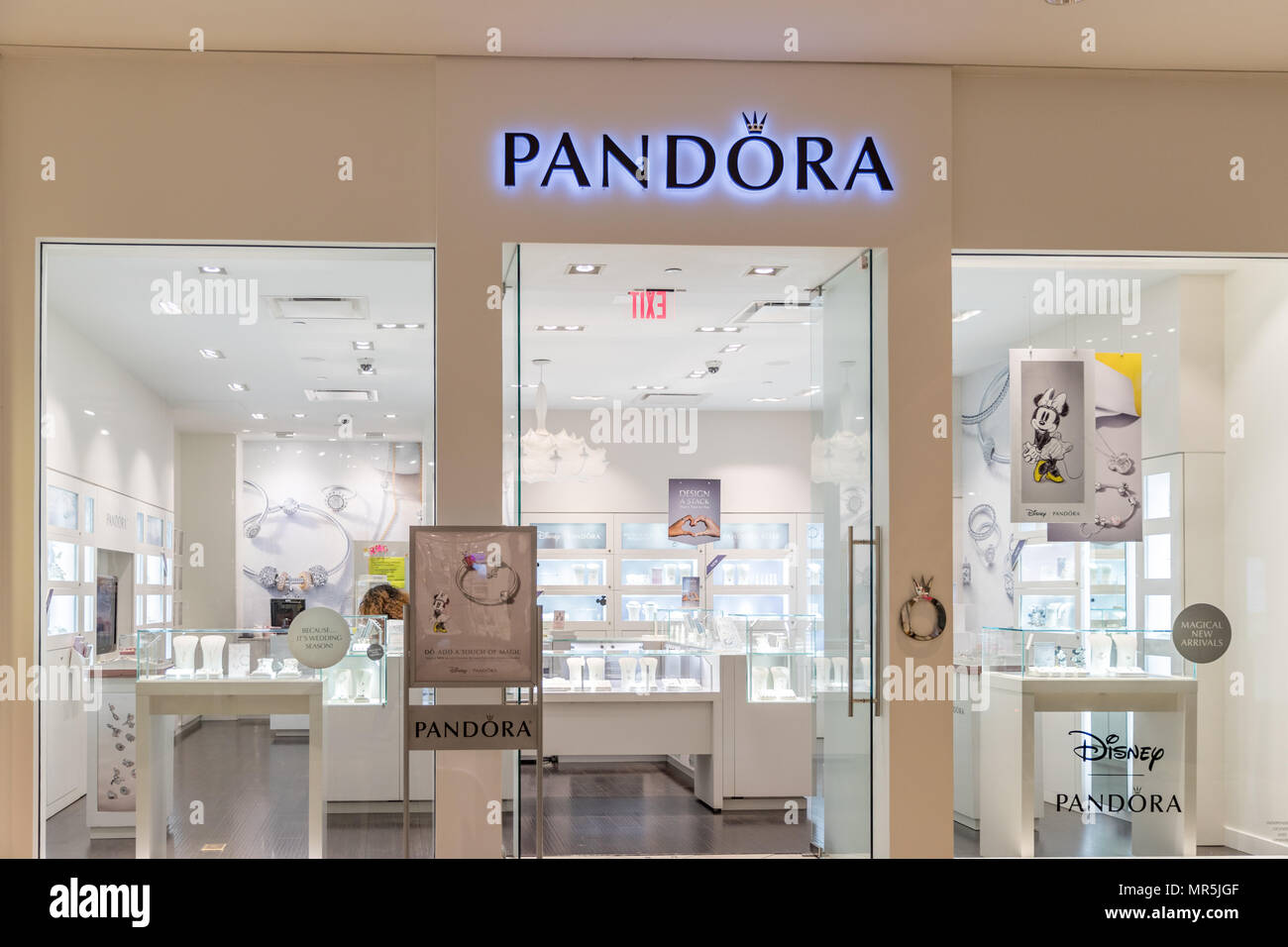 Anden klasse Manhattan dannelse Philadelphia, Pennsylvania, May 21 2018: Sign of Pandora Jewellery store  front Stock Photo - Alamy