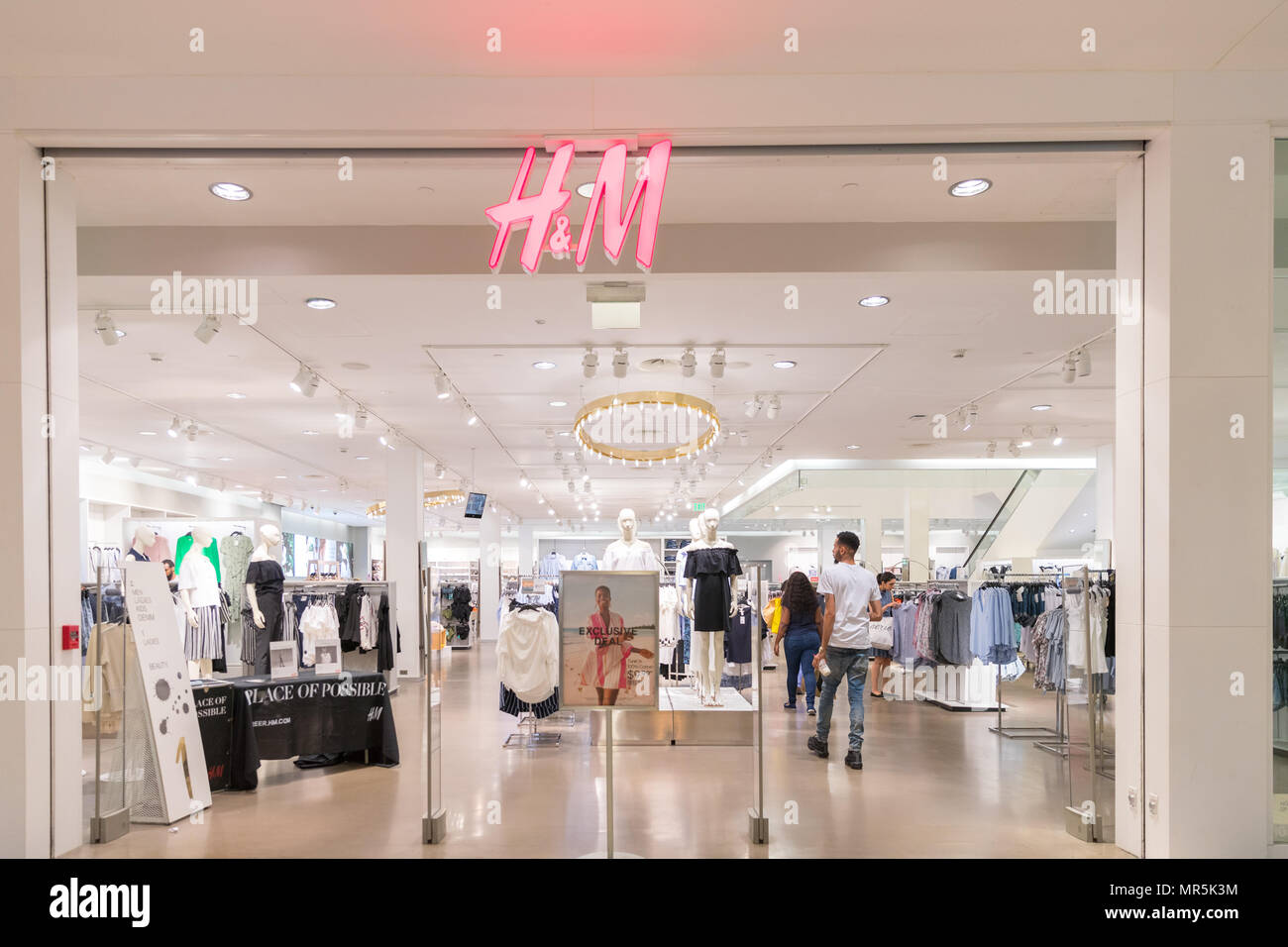Philadelphia, Pennsylvania, May 21 2018:H & M store; H & M Hennes & Mauritz  AB (H&M), a Swedish multinational retail-clothing company, exists in 62 co  Stock Photo - Alamy