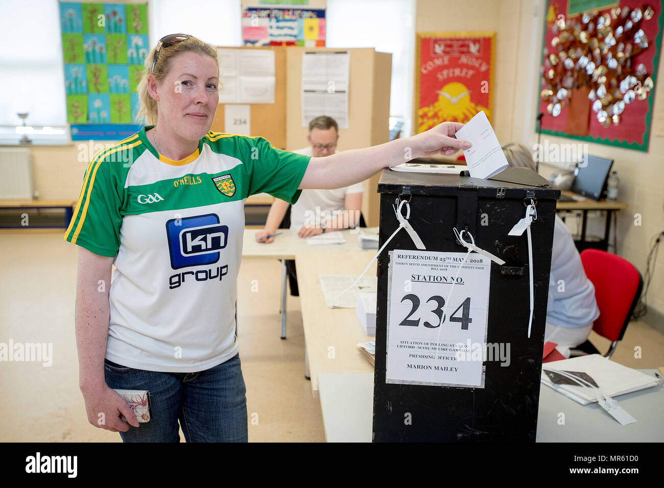 Marie O'Donnell casts her vote at Scoil Mhuire Gan Smal Polling Station, Lifford, Co. Donegal, as the country goes to the polls to vote in the referendum on the 8th Amendment of the Irish Constitution. Stock Photo