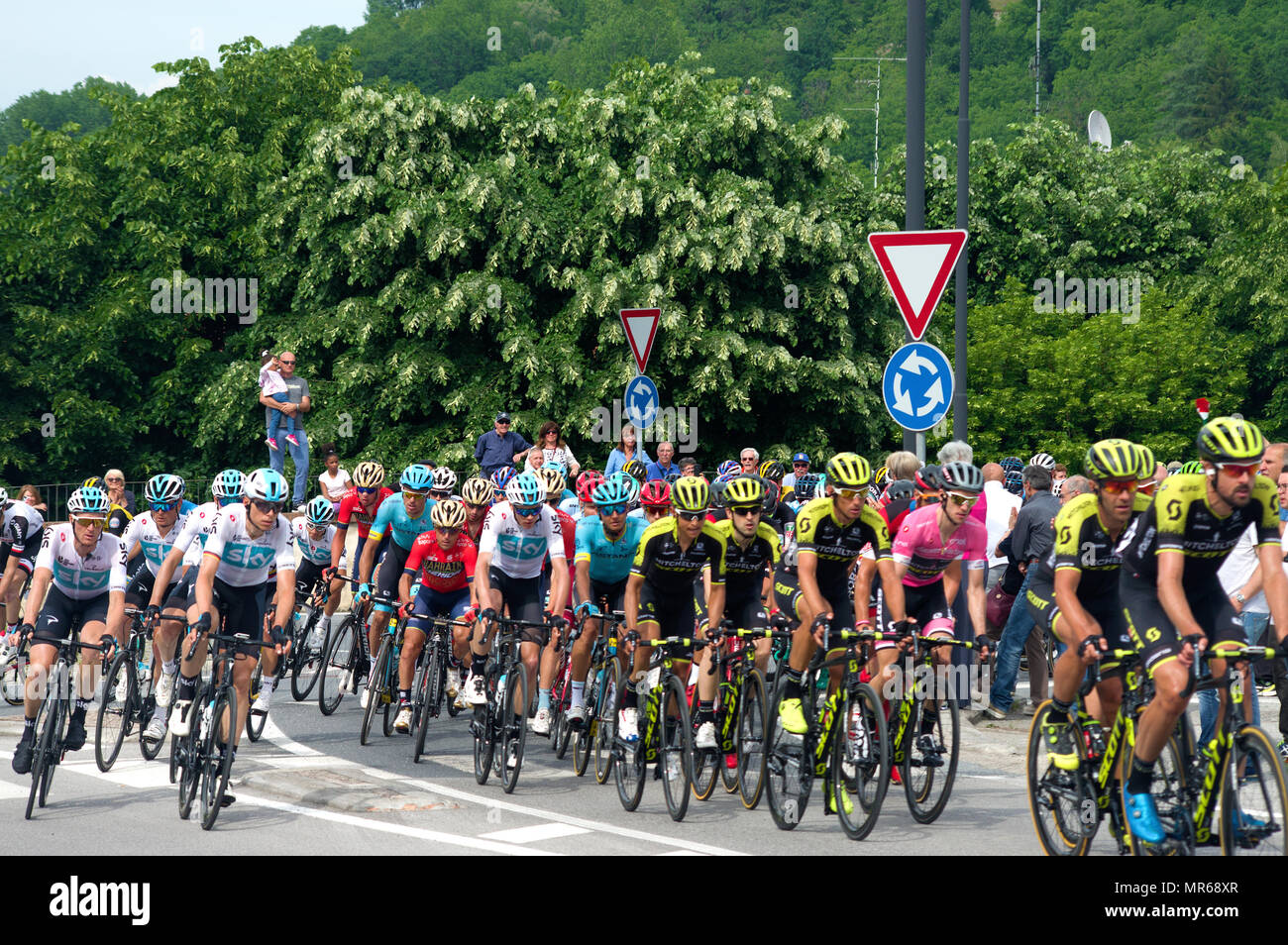 The big group with The Maglia Rosa, (The pink jersey) at Mondovì in pursuit of the group of the first on the run. 18.th stage of the Tour of Italy '18 Stock Photo