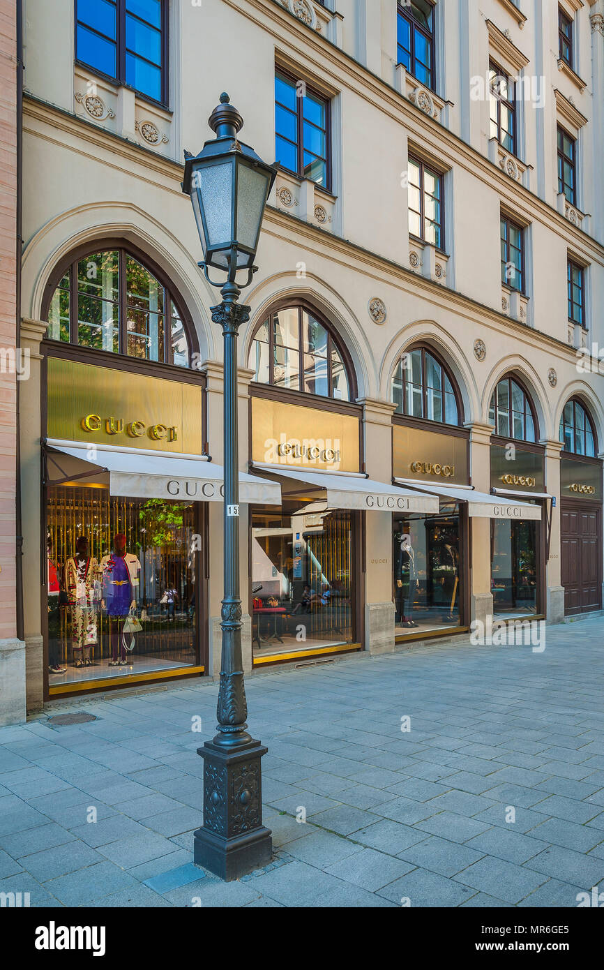 Facade with shop windows of the fashion store Gucci, exclusive shopping  street, Maximilianstraße, old town, Lehel, Munich Stock Photo - Alamy