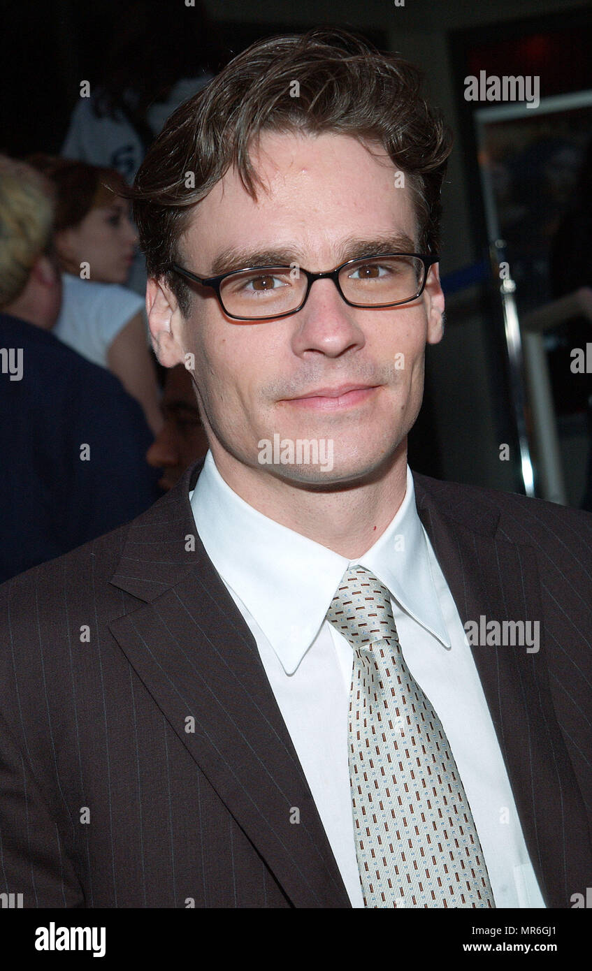 Robert Sean Leonard arriving at the premiere of Chelsea Walls at the Laemmle Sunset Theatre in Los Angeles. April 15, 2002. LeonardRobertSean08 Red Carpet Event, Vertical, USA, Film Industry, Celebrities,  Photography, Bestof, Arts Culture and Entertainment, Topix Celebrities fashion /  Vertical, Best of, Event in Hollywood Life - California,  Red Carpet and backstage, USA, Film Industry, Celebrities,  movie celebrities, TV celebrities, Music celebrities, Photography, Bestof, Arts Culture and Entertainment,  Topix, headshot, vertical, one person,, from the year , 2002, inquiry tsuni@Gamma-USA. Stock Photo