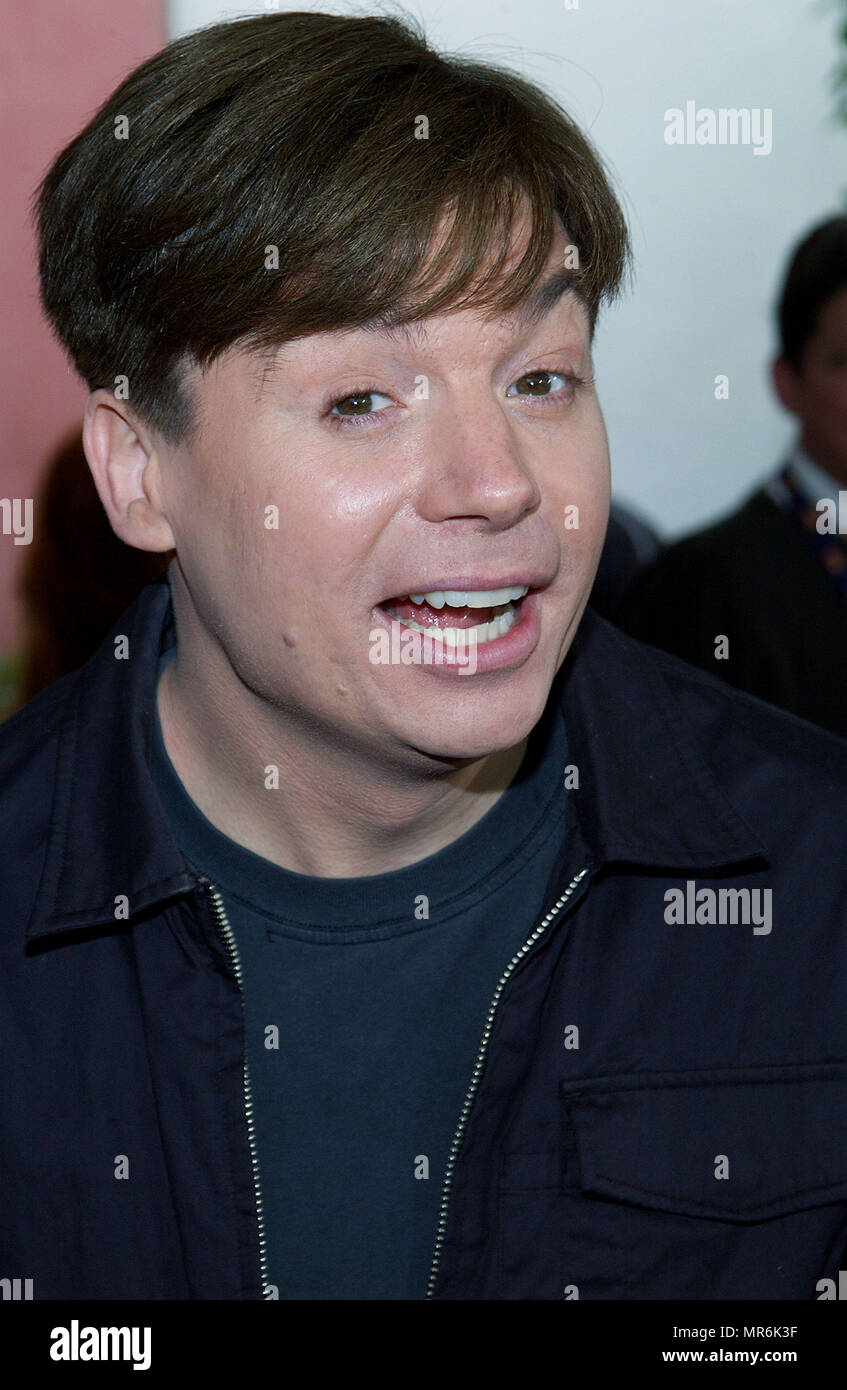 Mike Myers arriving at the ' Dr. Seuss 'The Cat In The Hat Premiere '   at the Universal Amphitheatre in Los Angeles. November 8, 2003.MyersMike16 Red Carpet Event, Vertical, USA, Film Industry, Celebrities,  Photography, Bestof, Arts Culture and Entertainment, Topix Celebrities fashion /  Vertical, Best of, Event in Hollywood Life - California,  Red Carpet and backstage, USA, Film Industry, Celebrities,  movie celebrities, TV celebrities, Music celebrities, Photography, Bestof, Arts Culture and Entertainment,  Topix, headshot, vertical, one person,, from the year , 2003, inquiry tsuni@Gamma-U Stock Photo