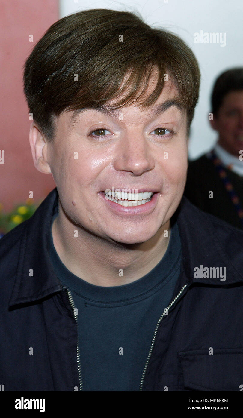 Mike Myers arriving at the ' Dr. Seuss 'The Cat In The Hat Premiere '   at the Universal Amphitheatre in Los Angeles. November 8, 2003.MyersMike79 Red Carpet Event, Vertical, USA, Film Industry, Celebrities,  Photography, Bestof, Arts Culture and Entertainment, Topix Celebrities fashion /  Vertical, Best of, Event in Hollywood Life - California,  Red Carpet and backstage, USA, Film Industry, Celebrities,  movie celebrities, TV celebrities, Music celebrities, Photography, Bestof, Arts Culture and Entertainment,  Topix, headshot, vertical, one person,, from the year , 2003, inquiry tsuni@Gamma-U Stock Photo