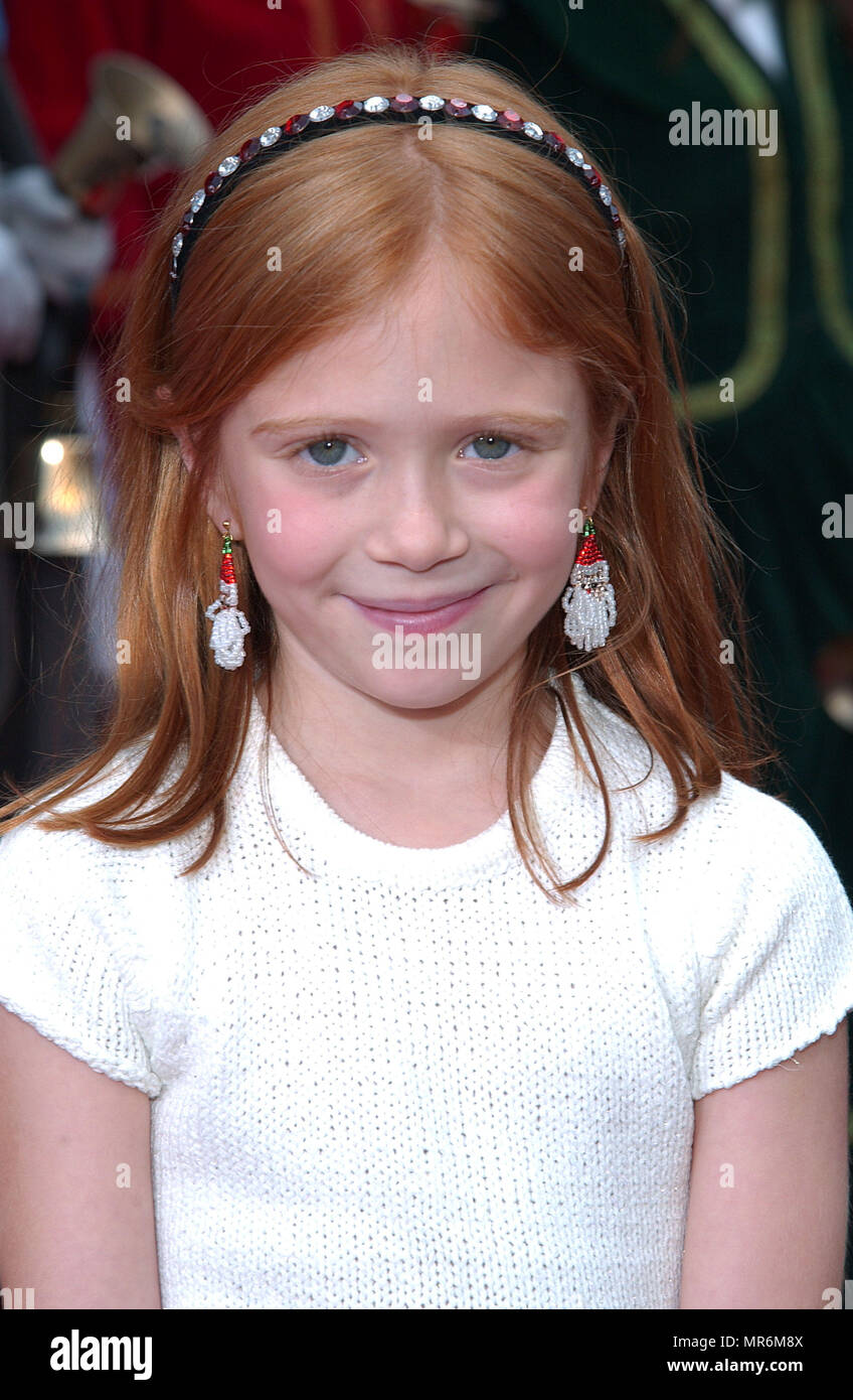 Liliana Mumy Arriving At The Santa Clause 2 Premiere At The