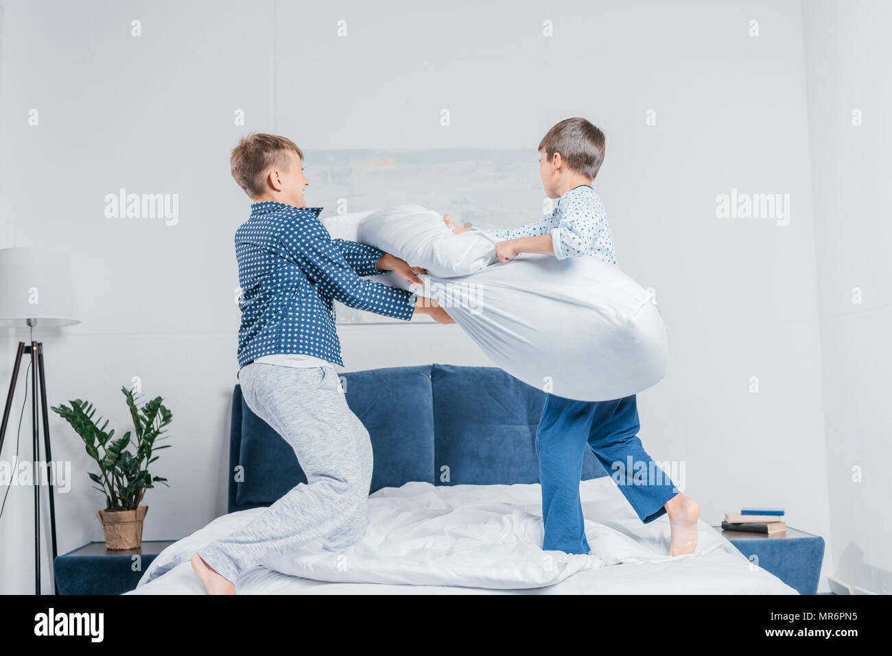 битва с подушками кровать