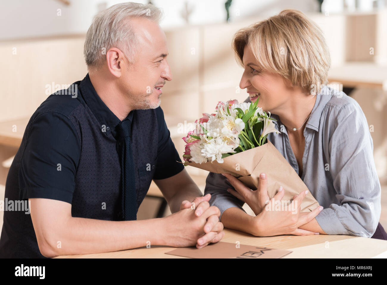 Женщины с молодыми парнями. Счастливая пара средних лет. Женщины 40 лет с молодыми парнями. Геронтофилия gerontophilia. Пожилая женщина и молодой мужчина.