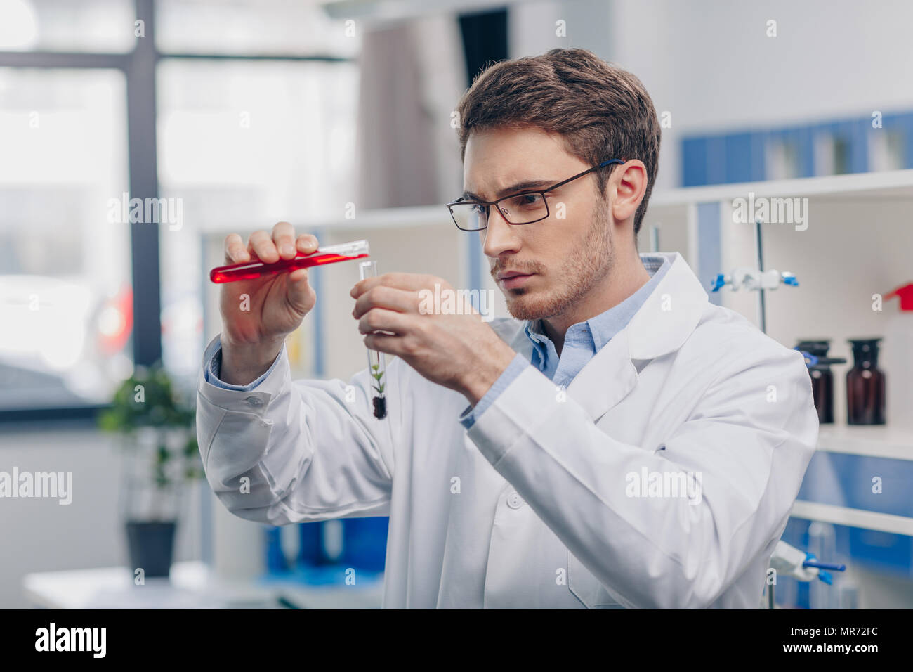 Сумасшедший профессор. Сумасшедший ученый с микроскопом. Ученый с пробиркой. Радостный ученый. Ученый.