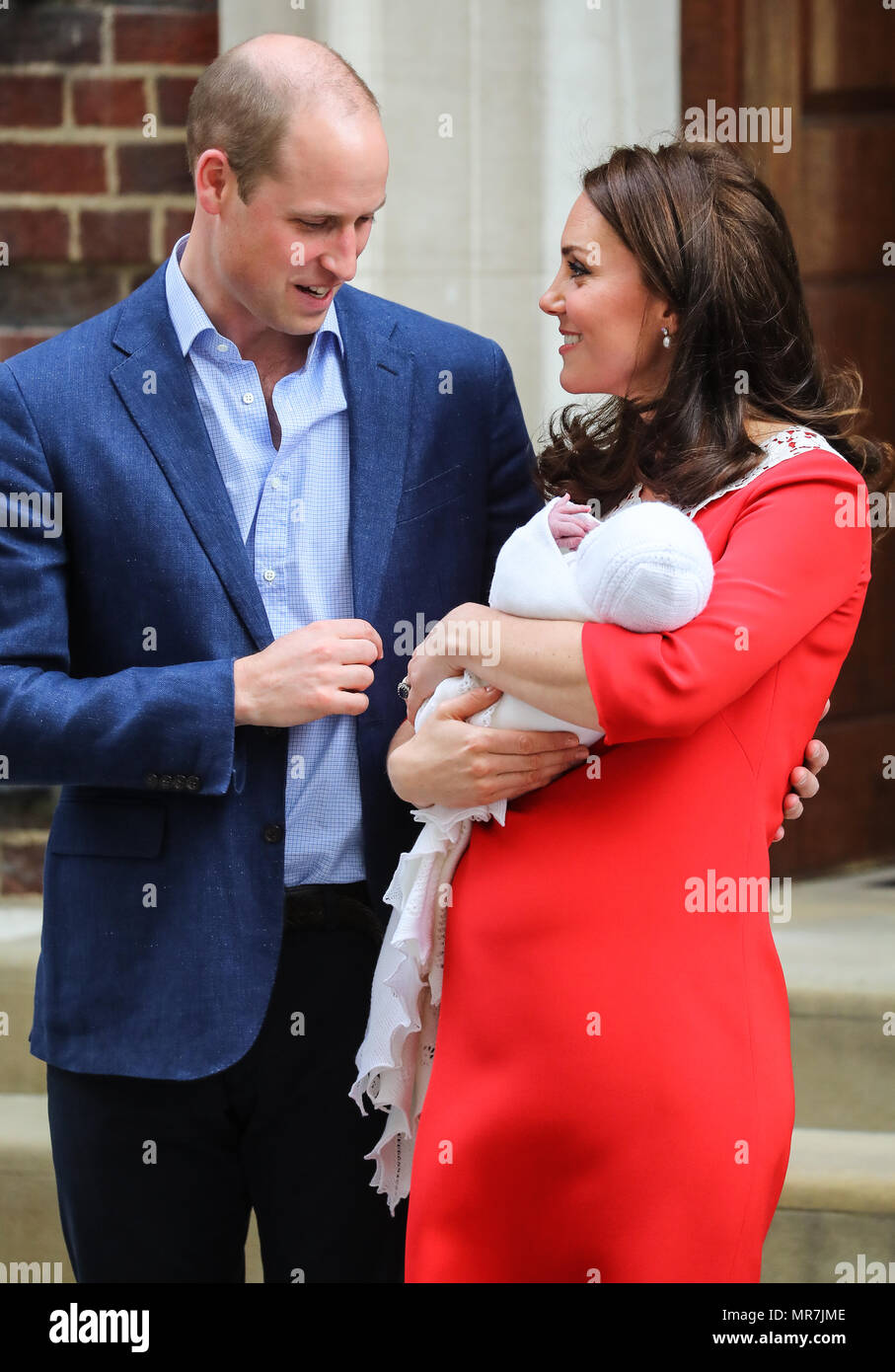 The Duke And Duchess Of Cambridge Leave The Lindo Wing Of St Mary S Hospital With Their New Born Son Featuring Catherine Duchess Of Cambridge Catherine Middleton Kate Middleton Prince William William Duke