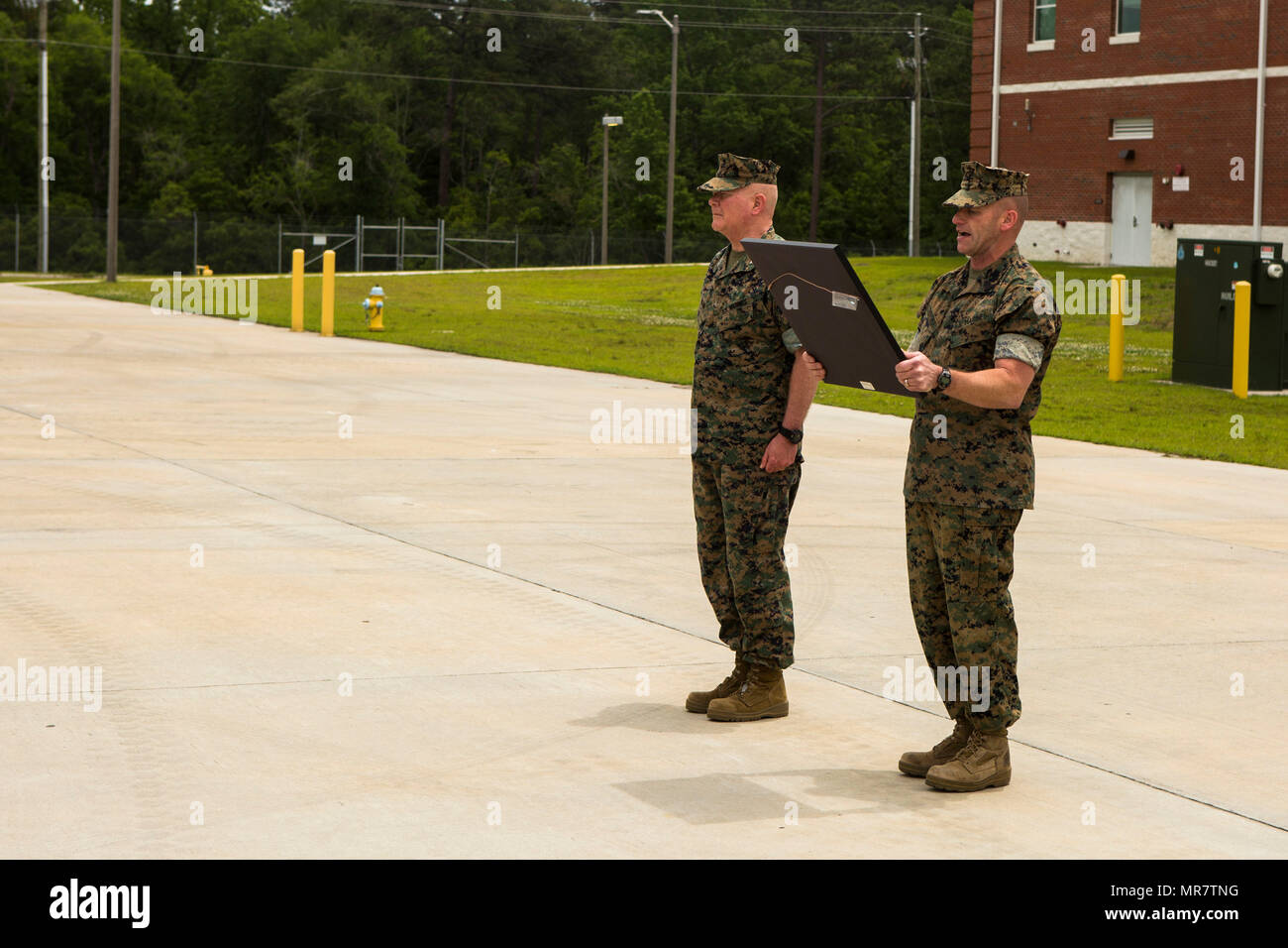 U S Marine Corps Sgt Maj Richard D Thresher Right Sergeant Major Ii Marine Expeditionary Ii Mef
