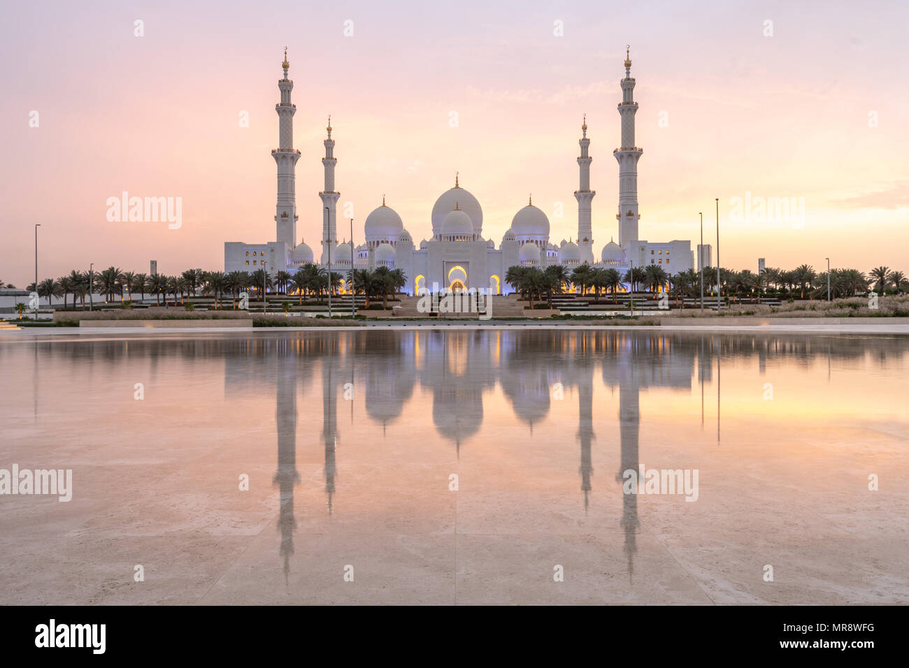 Sunset over Sheikh Zayed Grand Mosque in Abu Dhabi, United Arab Emirates Stock Photo