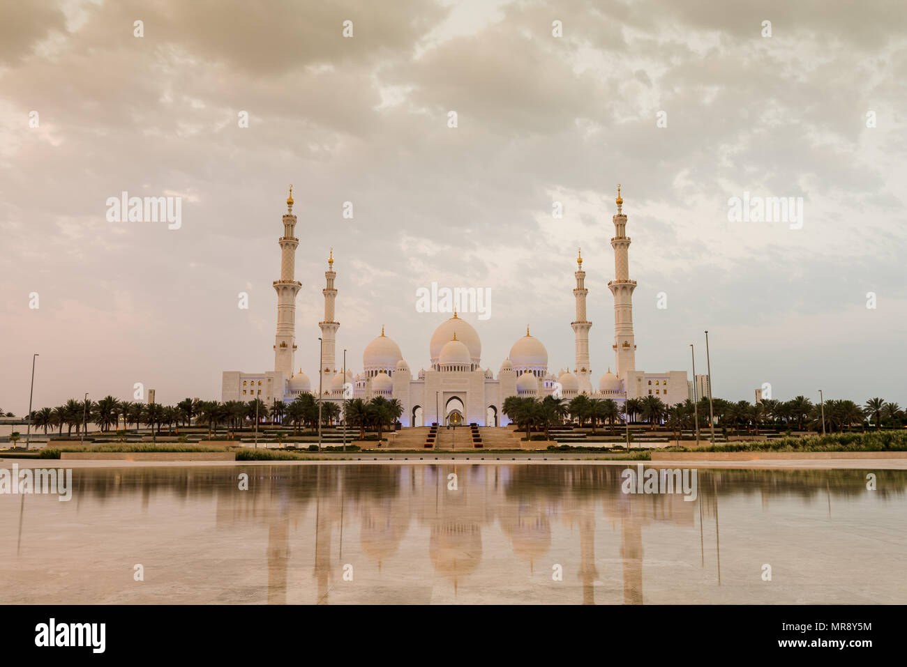 Sunrise On First Day Of Ramadan 2018 Over The Sheikh Zayed Grand Mosque In Abu Dhabi United Arab Emirates Stock Photo Alamy