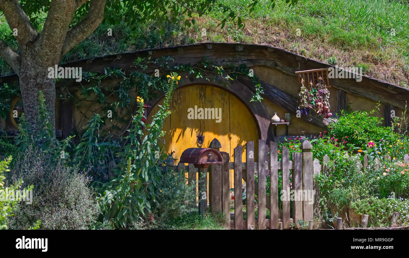hobbit hole in Hobbiton, New Zealand Stock Photo