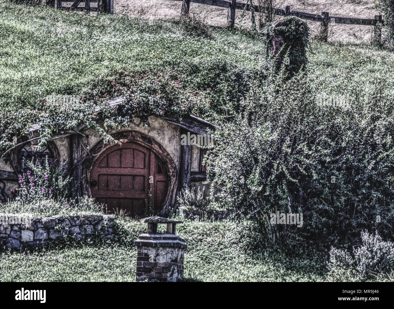hobbit hole in Hobbiton, Nz Stock Photo