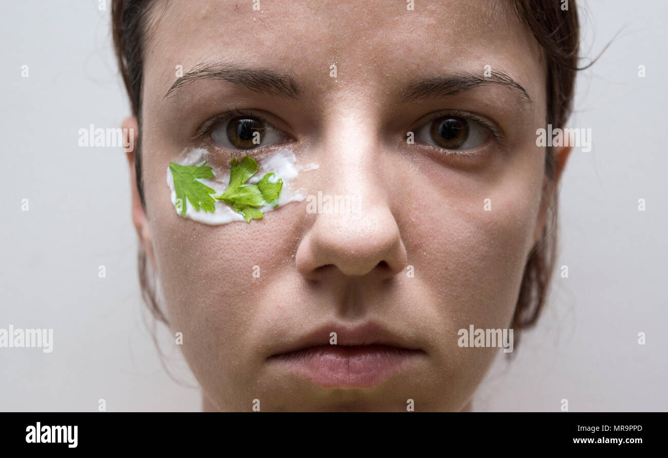 Parsley and yogurt as a homemade recipe for tired eyes and dark circles