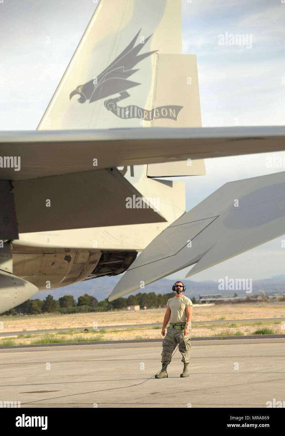Oregon Air National Guardsmen assigned to the 142nd Fighter Wing ...