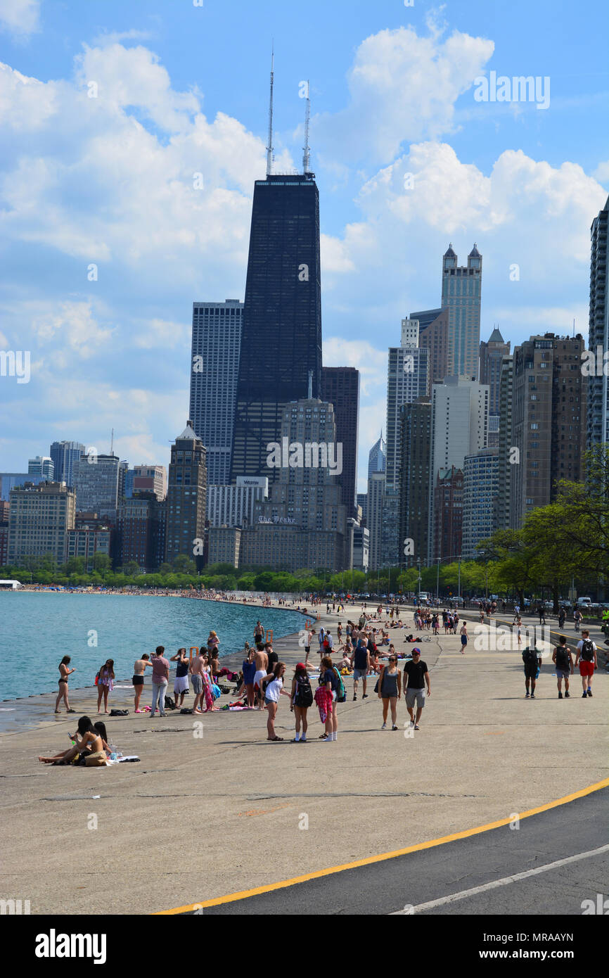 Chicago's 12th Street Beach, a narrow strip of beach just south of the  city's Museum Campus provides relief from summer heat. Chicago, Illinois,  USA Stock Photo - Alamy