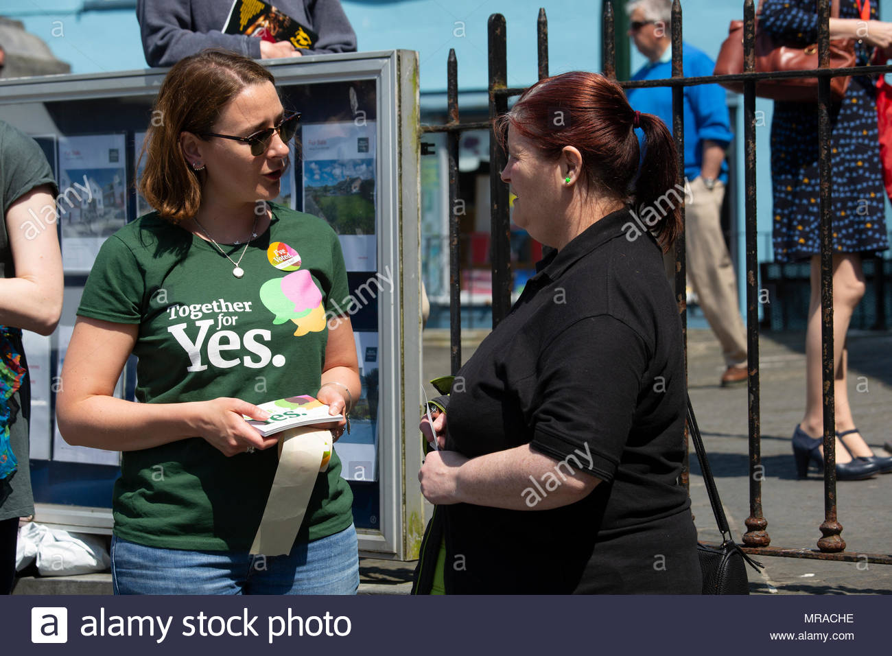 Ennis, County Clare, Ireland, 25 May 2018.  A yes campaign activist engages with a woman in Ennis as the referendum enters its last few hours. Exit polls suggested a landslide victory for the Yes side, thus paving the way for the repeal of Ireland's strict law on abortion. Counting is now underway. Credit: reallifephotos/Alamy Live News Stock Photo