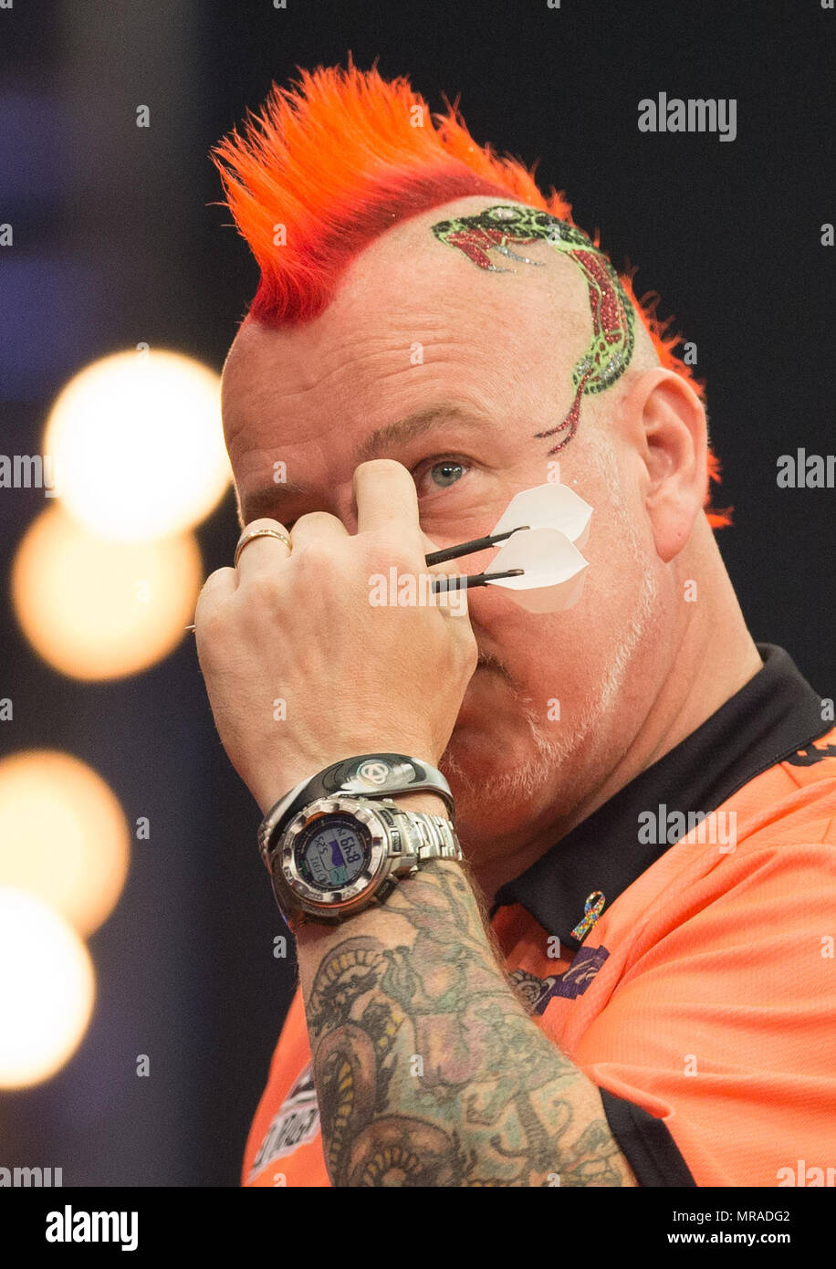25 May 2018, Germany, Gelsenkirchen: Scottish darts player and last year's  champion Peter Wright in action at the German Darts Masters 2018 of the PDC  World Series. Photo: Friso Gentsch/dpa Stock Photo - Alamy