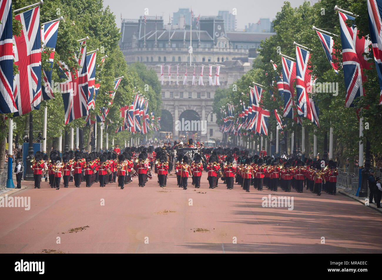 The Mall, London, UK. 26 May, 2018. Major General’s Review is held in sweltering heat, the penultimate rehearsal for the Queen’s Birthday Parade, also known as Trooping the Colour. 1400 soldiers from the Household Division and the King’s Troop Royal Horse Artillery take part in this full scale rehearsal. Credit: Malcolm Park/Alamy Live News. Stock Photo