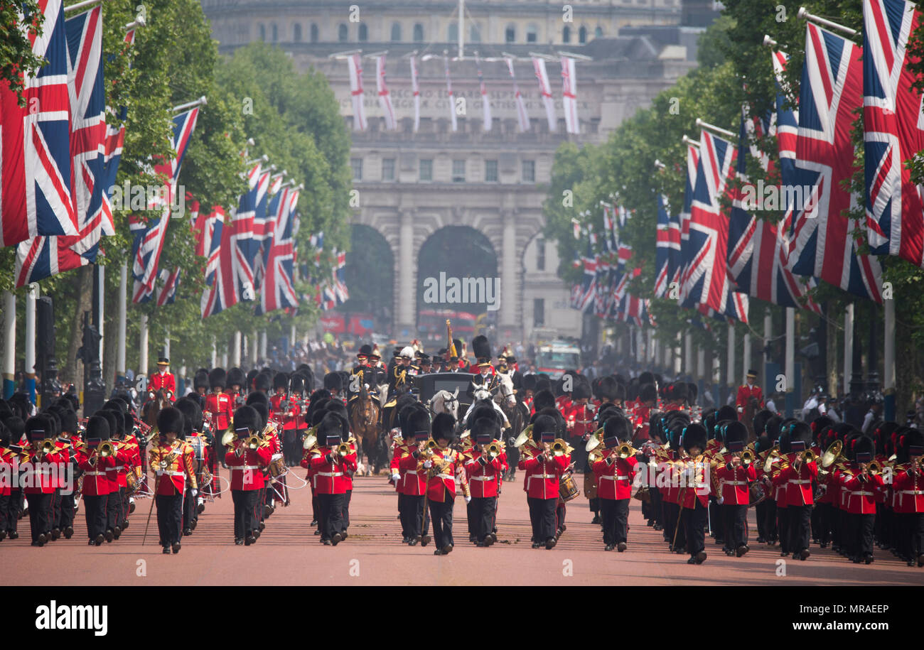 The Mall, London, UK. 26 May, 2018. Major General’s Review is held in sweltering heat, the penultimate rehearsal for the Queen’s Birthday Parade, also known as Trooping the Colour. 1400 soldiers from the Household Division and the King’s Troop Royal Horse Artillery take part in this full scale rehearsal. Frontal view from the Queen Victoria Memorial. Credit: Malcolm Park/Alamy Live News. Stock Photo