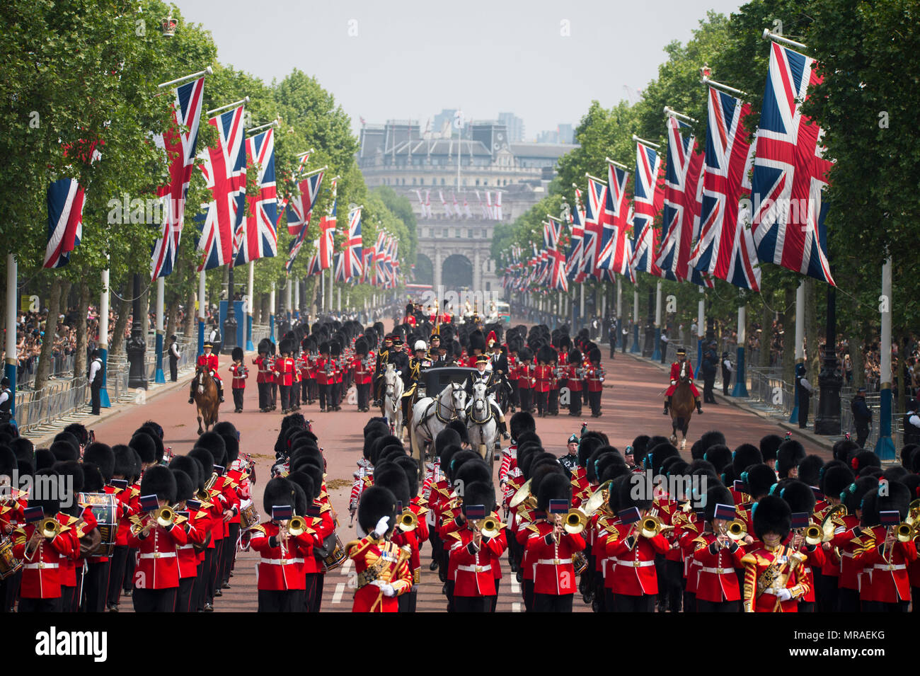 The Mall, London, UK. 26 May, 2018. Major General’s Review is held in sweltering heat, the penultimate rehearsal for the Queen’s Birthday Parade, also known as Trooping the Colour. 1400 soldiers from the Household Division and the King’s Troop Royal Horse Artillery take part in this full scale rehearsal. Frontal view from the Queen Victoria Memorial. Credit: Malcolm Park/Alamy Live News. Stock Photo