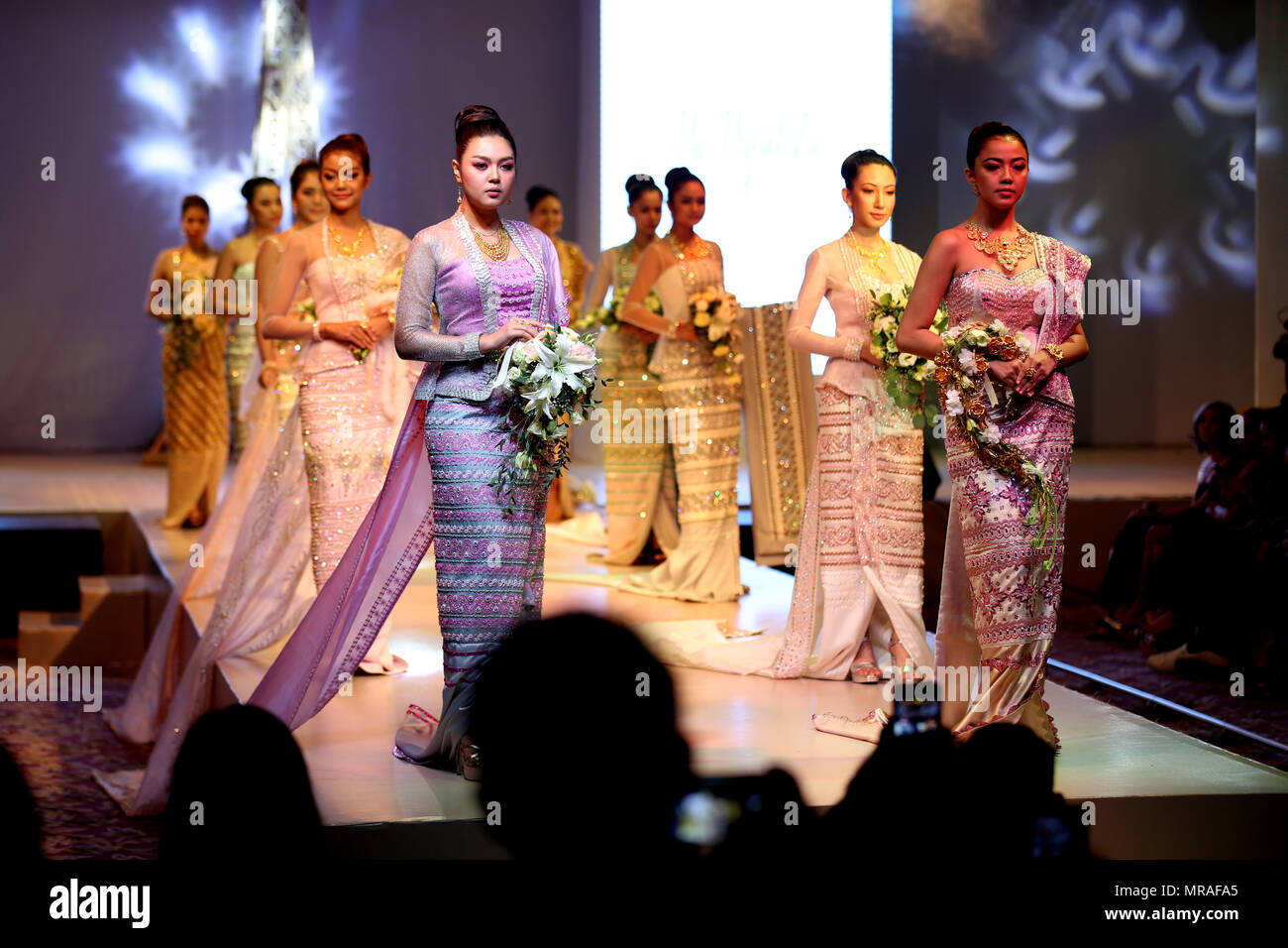 myanmar fashion dress 2018 Yangon, Myanmar. 26th May, 2018. Models present traditional dresses during  a wedding and lifestyle fair in Yangon, Myanmar, May 26, 2018. Credit: U  Aung/Xinhua/Alamy Live News Stock Photo
