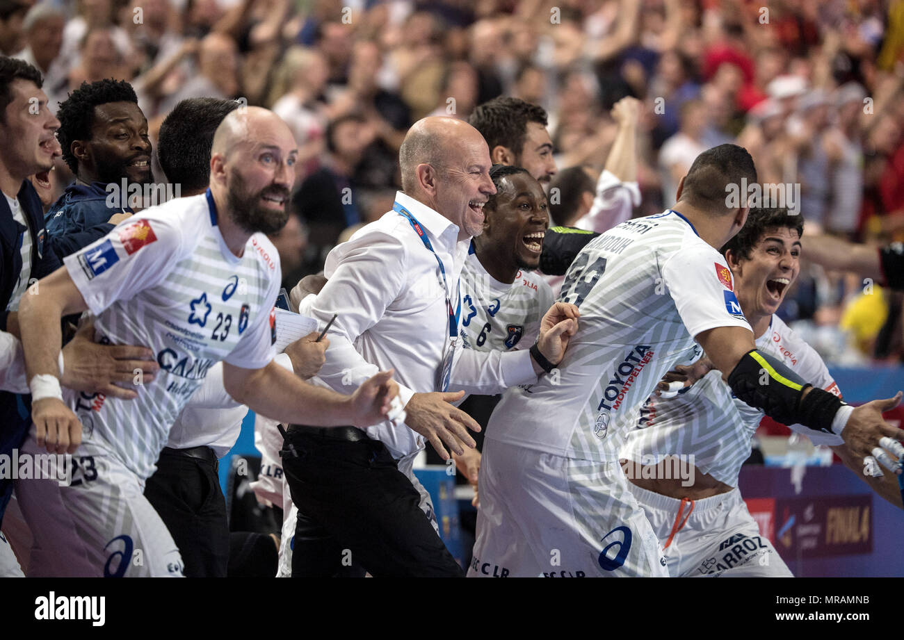 Cologne, Germany. 26 May 2018. Handball, Champions League, Vardar Skopje vs  Montpellier HB, semi-finals at the Lanxess Arena. Montpellier's players  celebrate their victory. Photo: Federico Gambarini/dpa Credit: dpa picture  alliance/Alamy Live News